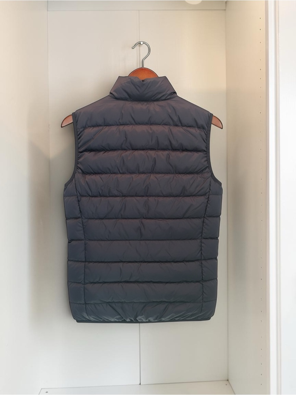 Quince Lightweight Down Packable Puffer Vest in navy, women’s size Medium. NWT - Picture 3 of 14